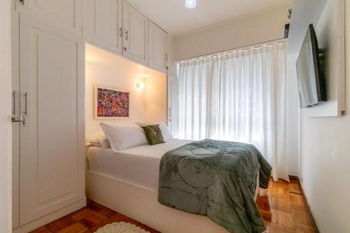 里约热内卢维尼修斯莫赖斯伊帕内玛公寓的一间小卧室,配有床和窗户
