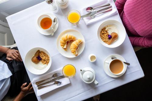 Hagley昆比庄园酒店的餐桌,带早餐食品盘和咖啡杯