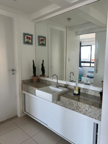 萨尔瓦多Maravilhosa cobertura duplex vista mar的一间带水槽和大镜子的浴室
