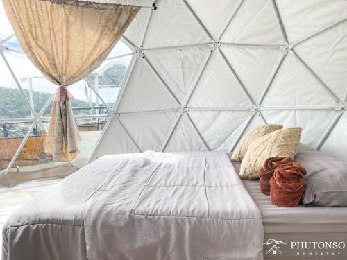 清迈Phutonso Homestay的圆顶帐篷内一间卧室(带一张床)