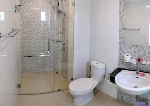 曼谷The Lux Ladprao 10的浴室配有卫生间、淋浴和盥洗盆。