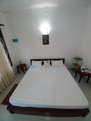 阿努拉德普勒S & D Resort的卧室配有一张白色大床