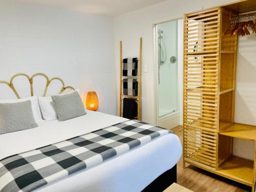 芒格努伊山Breezy Ocean - The perfect getaway的一间卧室配有一张特大号床和一个衣柜
