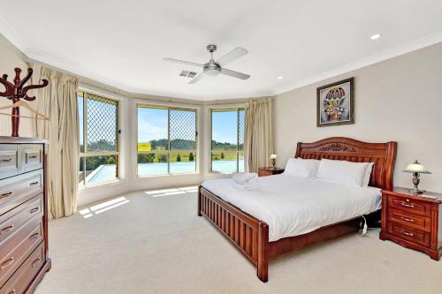 勒弗戴尔Noble Willow Estate的一间卧室设有一张床和一个大窗户