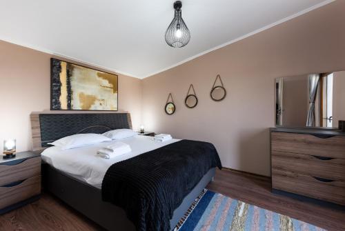 普雷德鲁特Beaumont Lodges的一间卧室配有一张大床和吊灯