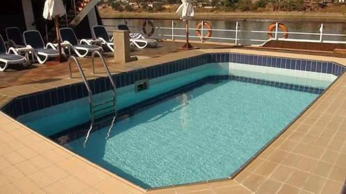 开罗مركب ريفر River Boat的游轮顶部的游泳池