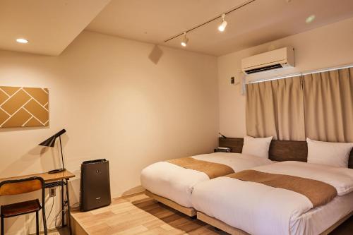 京都滨江岚山酒店的一间卧室设有两张床和窗户。