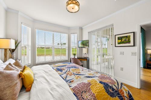 那不勒斯Catina Golf Condo at the Lely Resort的卧室配有一张床、一张书桌和窗户。