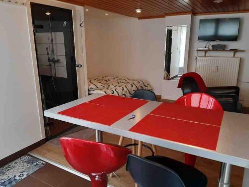 埃尔施泰因Studio 1 à 4 pers, proche Strasbourg, Europa-Park, Colmar的一间设有红色桌子和椅子的房间