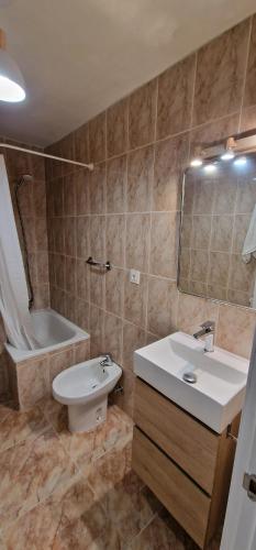 希洪Casa Chelo - Paraíso mirando al mar · 2h, 1b, 5pax的浴室配有盥洗盆、卫生间和浴缸。