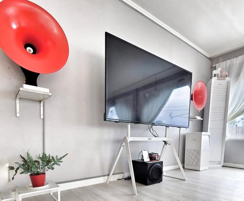 济州市Aewol Torini的墙上的平面电视,红色气球