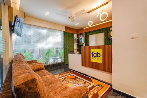 班加罗尔FabHotel Happy Home Stays的带沙发和电视的客厅