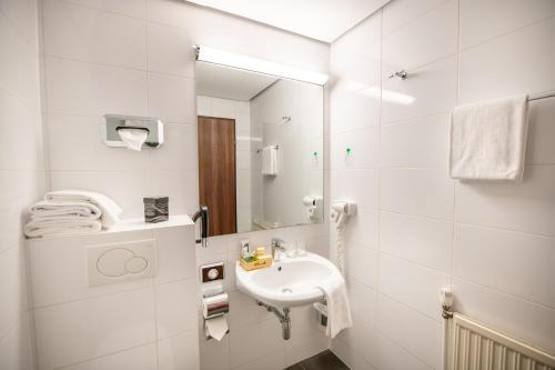 帕托内尔马克奥雷尔酒店的白色的浴室设有水槽和镜子