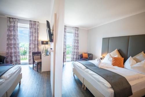 帕托内尔马克奥雷尔酒店的酒店客房设有一张床和一个大窗户