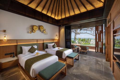 沙努尔Sumitra Luxury Villas A Pramana Experience的一间卧室设有两张床和窗户。