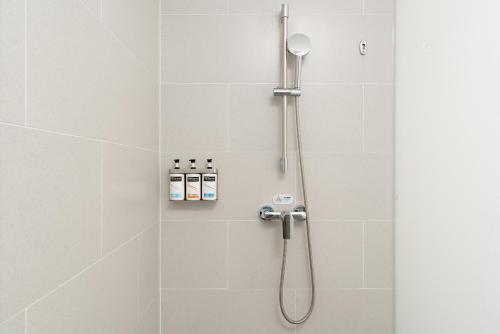 银川银川阅海智选假日酒店的浴室内配有淋浴和头顶淋浴