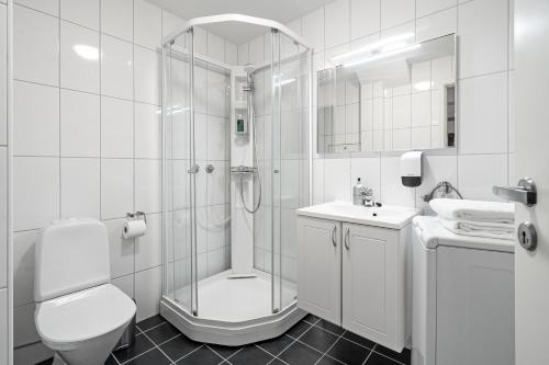 特罗姆瑟Enter Amalie Apartment Hotel的带淋浴、卫生间和盥洗盆的浴室