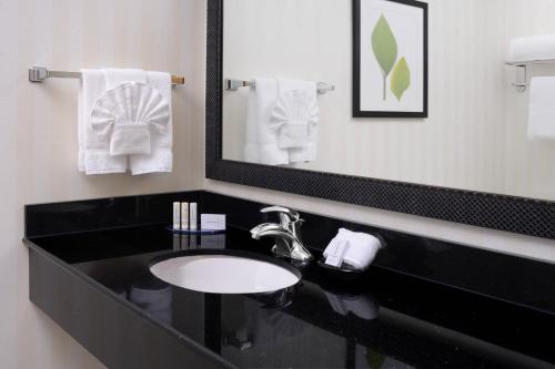 本殖民地Fairfield Inn & Suites by Marriott Dallas Plano The Colony的浴室设有黑色水槽和镜子
