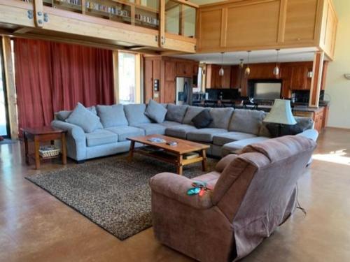 六月湖Rr-carson_view1 Strap18-005的客厅配有沙发和桌子