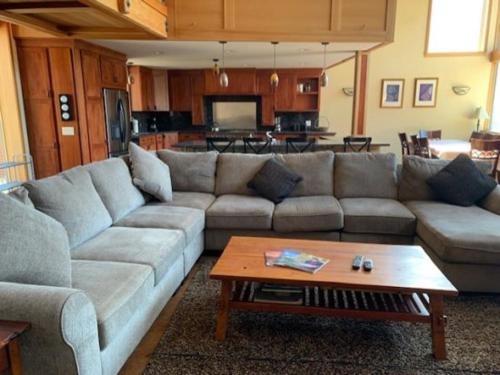 六月湖Rr-carson_view1 Strap18-005的带沙发和咖啡桌的客厅