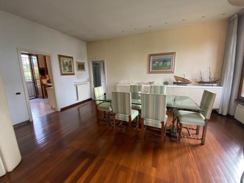 佛罗伦萨Casa Ila的一间设有玻璃桌和椅子的用餐室