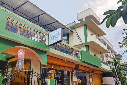 卡兰古特Super OYO Pravin Holiday Homes的一座建筑的顶部设有两个阳台