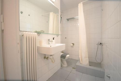 比雷埃夫斯Chic Kastella Apt by Mikrolimano的一间带水槽、淋浴和卫生间的浴室