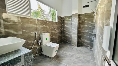 阿努拉德普勒有益健康度假酒店的浴室配有卫生间、盥洗盆和淋浴。