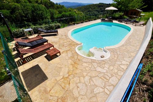 Riols莱斯库迈耶斯度假屋的游泳池顶部美景,设有椅子