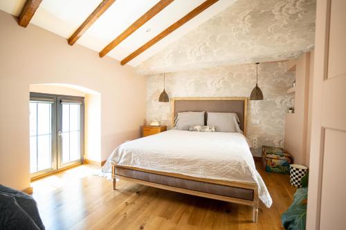 GodellaValencia 2 bed Luxury Guest house的卧室配有一张床