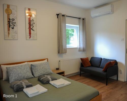 巴拉顿菲赖德Quiet, green, relaxing place- 3 bedroom villa的客厅配有床和沙发