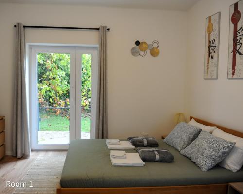 巴拉顿菲赖德Quiet, green, relaxing place- 3 bedroom villa的一间卧室设有一张床,一扇门通往庭院