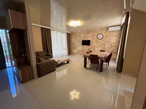 第比利斯villa with beautiful view 3的客厅配有桌子和沙发