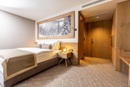 Hotel Monti Spa & Wellness的一间卧室设有一张大床和一扇木门