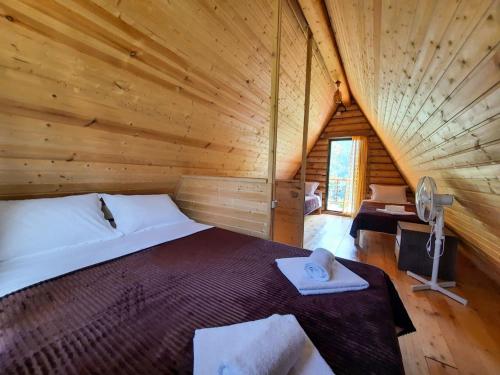 博尔若米K&M Cottage的小木屋内一间卧室,配有一张床