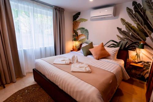苏梅岛New Seahorse Residence的一间卧室配有一张大床和毛巾