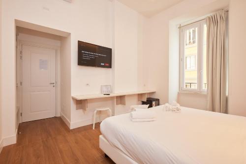 罗马DEM旅馆的白色卧室配有床和书桌