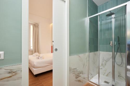 罗马DEM旅馆的两间带淋浴设施的浴室