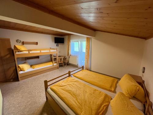 萨尔巴赫菲林霍夫埃德沃夫巴尔旅馆的一间卧室配有两张床和一张双层床。
