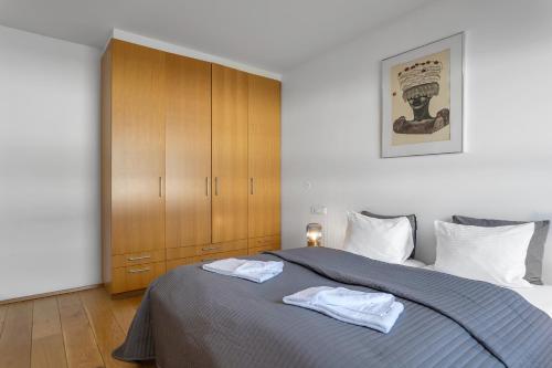 雷克雅未克Baldursbrá Apartment Laugavegur的一间卧室配有一张床,上面有两条毛巾