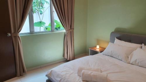 马六甲Duyong Damai Homestay by KOWBMAS的卧室配有白色的床和窗户