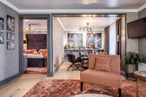 桑德维肯Högbo Brukshotell & Spa的带沙发和椅子的客厅以及卧室