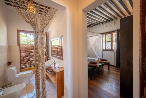 吉汶瓦Beachfront Villa Hideaway ZanzibarHouses的一间带两个盥洗盆的浴室和一间卧室