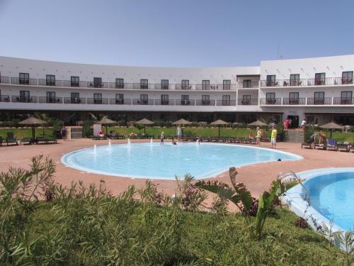 圣玛丽亚BCV - Private 1 Bedroomed Apartment Dunas Resort 3044 and 3077的大型建筑前的大型游泳池
