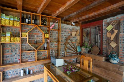 Lao San ChayMu Cang Homestay的一间设有桌子和一些葡萄酒的房间