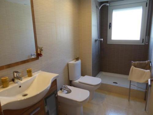 兰卡Dalí Apartment的浴室配有卫生间、盥洗盆和淋浴。