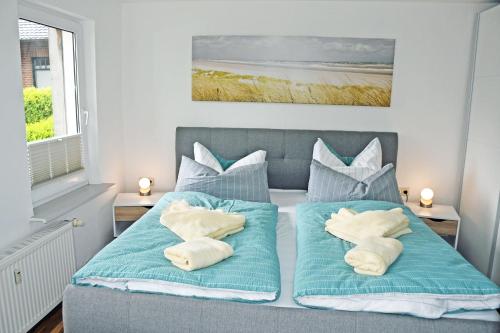 塞林Ferienwohnung 1 Havelland的一间卧室配有一张带蓝色床单和枕头的床。