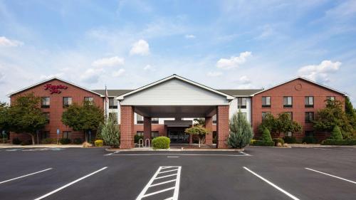 梅德福Hampton Inn Medford的医院前的停车场