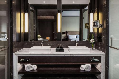 宁波宁波东钱湖华茂希尔顿酒店的一间带两个盥洗盆和大镜子的浴室