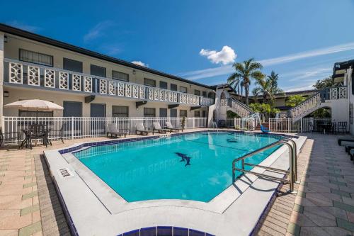 奥兰多Quality Inn & Suites Altamonte Springs Orlando-North的大楼前的大型游泳池